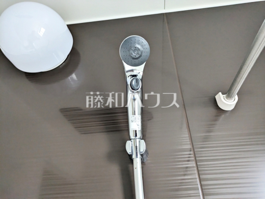 2号棟　スイッチ付シャワーヘッド　【八王子市子安町２丁目】　浴室のシャワーは手元で止水ができるスイッチ付シャワーヘッドにより、さらに節水効果がアップします。