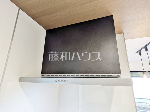 3号棟 レンジフード 【武蔵野市桜堤3丁目】 お手入れのしやすいレンジフードは見た目もスッキリしていて、料理時の油煙やニオイを効率的に外に出せます。