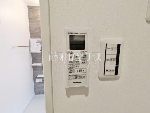3号棟 浴室乾燥機リモコン 【武蔵野市桜堤3丁目】 浴室には暖房機能を備えているので、冬の寒い時期には入浴前に予備暖房をすることで急激な温度変化によるヒートショックの防止にも役立ちます。