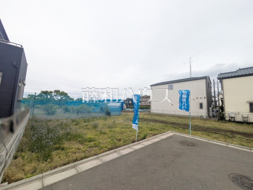 基礎や内装といった建築中の様子が確認可能です。　【新座市片山３丁目】