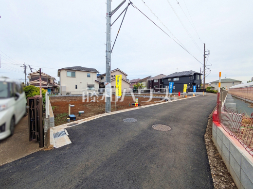 接道状況および現場風景　充実した新たな生活を、「あったらいいな」がある、この地から始めてみませんか？鮮やかな青空と暮らすこの土地で・・・。 【東久留米市前沢１丁目】