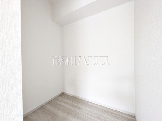 ウォークインクローゼット　【日野市万願寺４丁目】
奥行のあるウォークインクローゼットでたっぷり収納できます！　