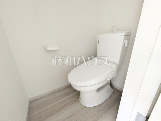 トイレ　【日野市万願寺４丁目】
各階にトイレを設けておりますので、朝の忙しい時間などトイレの取り合いで喧嘩になることも少なそうですね。　