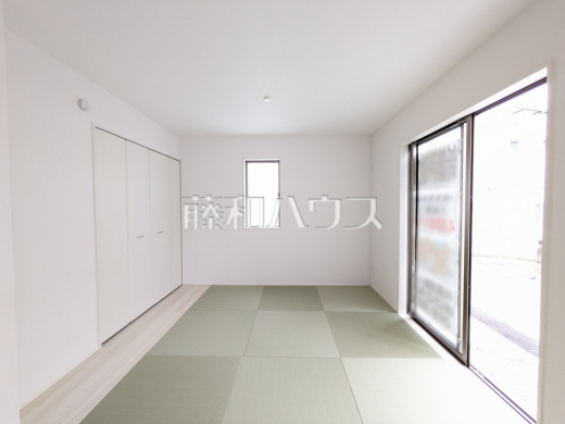 2号棟 リビング隣の和室 【宜野湾市野嵩4丁目】 い草の良い香りに包まれて、お昼寝などゴロンとできる和室