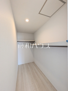 2号棟 ウォークインクローゼット 【宜野湾市野嵩4丁目】 奥行のあるウォークインクローゼットでたっぷり収納できます!