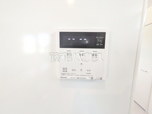 給湯器リモコン　【大野城市白木原４丁目】　自動お湯張りや追いだき機能など、充実したバスタイムをサポートする設備が整っています。温度調節もボタンひとつで簡単です。