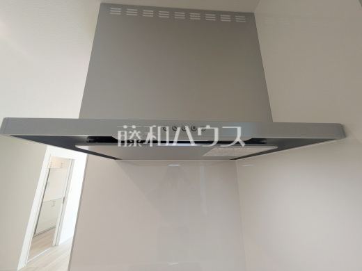 B号棟　レンジフード　【春日市春日原東町４丁目】　お手入れのしやすいレンジフードは見た目もスッキリしていて、料理時の油煙やニオイを効率的に外に出せます。
