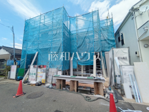 家族が毎日顔を合わせられるよう階段はリビング内に設けました。 　【新座市野火止３丁目】