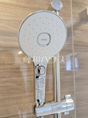 1号棟　スイッチ付シャワーヘッド　【府中市本町２丁目】　浴室のシャワーは手元で止水ができるスイッチ付シャワーヘッドにより、さらに節水効果がアップします。