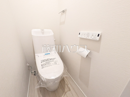 温水洗浄機能付きトイレで清潔にご使用いただけます。 　【朝霞市三原３丁目】