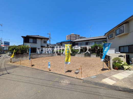 接道状況および現場風景　【日野市南平２丁目】南側が開けているため、日差しもサンサンと降り注ぎます
