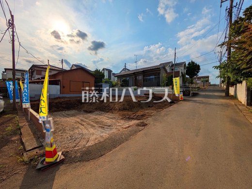 接道状況および現場風景　【東久留米市小山２丁目】周辺には幼稚園・保育園や公園があり、子育て中のご家族にとって嬉しい環境です♪