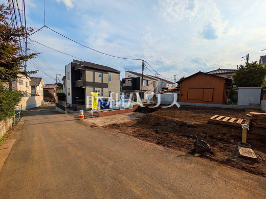 接道状況および現場風景　【東久留米市小山２丁目】 建物のプレゼンをさせていただきますので、実際の完成イメージを思い描いていただくことができます。お気軽にお問合せ下さい。 