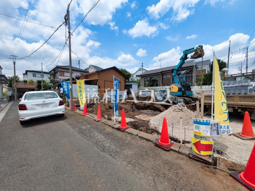 接道状況および現場風景　【東久留米市小山２丁目】 見学はしたいけど、なかなか時間が取れない・・・そんな方に出勤前や仕事終わりにマイホームを見学できるサポートをいたします 