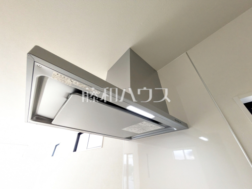 レンジフード 【武蔵村山市大南4丁目】 お手入れのしやすいレンジフードは見た目もスッキリしていて、料理時の油煙やニオイを効率的に外に出せます。