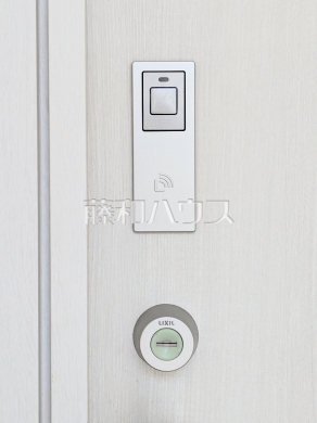 スマートキー 【那覇市具志2丁目】 玄関ドアのカードキーは非接触式のため、財布やパスケースにいれたままで施解錠できます!