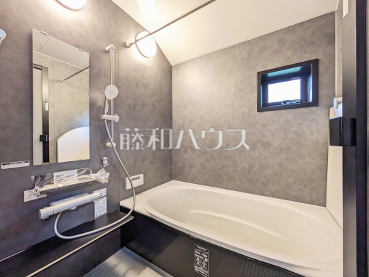 浴室 【八王子市高倉町】落ち着いた色合いで疲れたからだを癒す、贅沢なくつろぎ空間です。