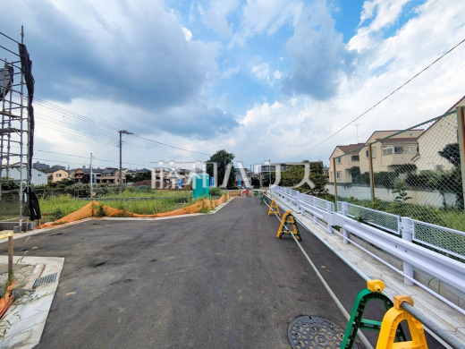 接道状況および現場風景　【東久留米市浅間町２丁目】物件より10分圏内に小中学校・スーパー・公園が揃い、子育て中のご家族にとって嬉しい環境です♪