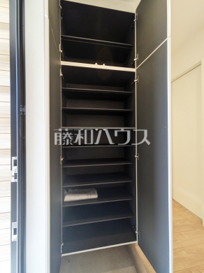玄関収納 大容量の収納で玄関もスッキリ 【西東京市保谷町5丁目】