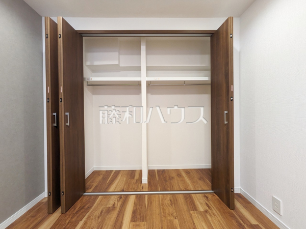 ≪収納≫枕棚とハンガーパイプで効率良く、たくさん収納できるクローゼット！お部屋をきれいに保てそうですね。【府中マンション】