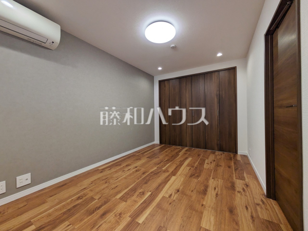 ≪居室≫各部屋に収納も完備されるため、部屋もしっかり片付きそうですね♪【府中マンション】
