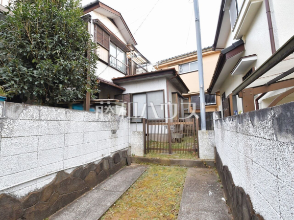 現地写真(現況：古屋有)　【新座市片山３丁目】 平日のご案内も可能です。まずはお気軽にお問合せ下さいませ。 