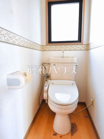各階にトイレがあると、階段の上り下りをせずに済むため就寝時なども便利です。 　【新座市野寺５丁目】