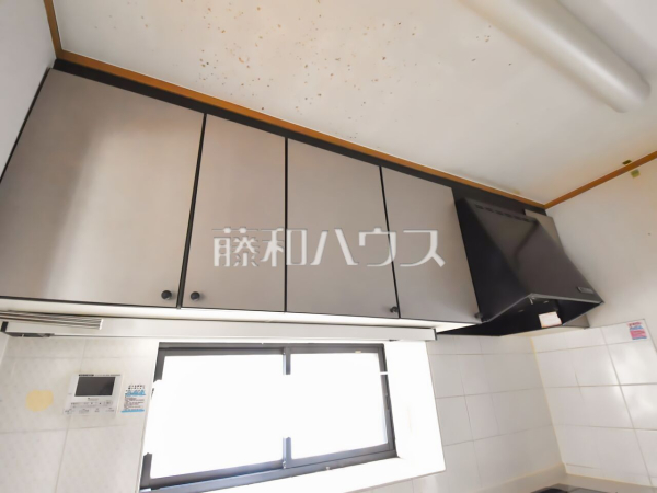 明るい陽光に満たされる心地よいキッチンで、気持ちよくお料理ができます 　【新座市野寺５丁目】