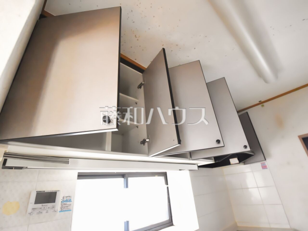 キッチンペーパーやラップ、調理器具や食器類などの収納にも便利なキッチン収納 　【新座市野寺５丁目】