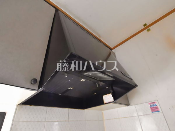 お手入れのしやすいレンジフードは見た目もスッキリしていて、料理時の油煙やニオイを効率的に外に出せます。 　【新座市野寺５丁目】