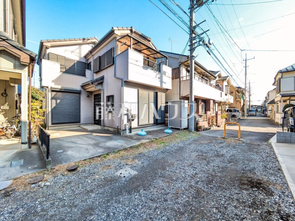 接道状況および現場風景　【新座市野寺５丁目】  周辺環境はもちろん日当たりや設備仕様など実際に行ってみないと分からないことも多くございます。営業担当がご案内いたしますのでお気軽にお問い合わせください。  