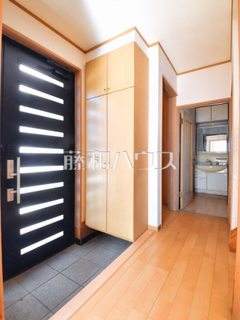 ゆとりある広さのホールと明るい玄関は、ご家族皆様もお客様もいつでも気持ちよく迎えてくれます。 　【新座市野寺５丁目】