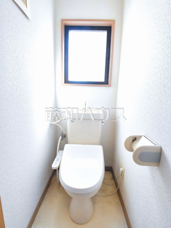  各階にトイレがあると、朝の忙しい時間帯などに便利です。 また、夜中も1階まで下りずにすみます。 　【新座市野寺５丁目】