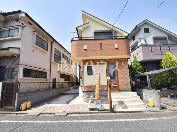 外観　【練馬区大泉学園町８丁目】 約16帖のゆったりリビング。家族でテーブルを囲む素敵な時間をお愉しみ下さい。 