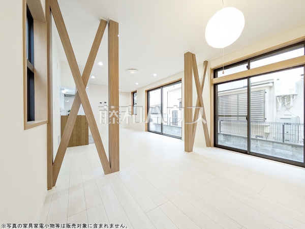 たくさんの窓から陽が差し込む明るく開放的なリビング　【練馬区大泉学園町８丁目】