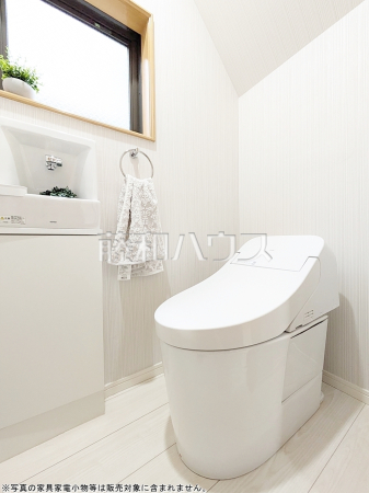 トイレはウォッシュレット付き、窓を設けた明るい空間で換気も可能　【練馬区大泉学園町８丁目】