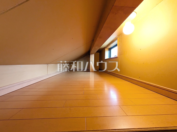 小屋裏収納は季節物やスーツケースなど、かさばる物の収納に役立ちます。　【練馬区大泉学園町８丁目】