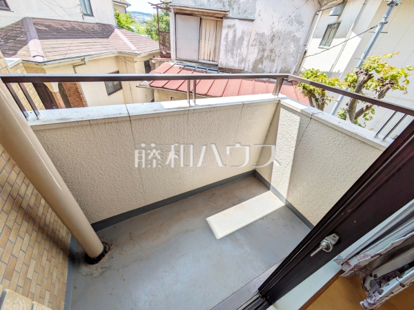 ≪バルコニー≫　各居室から直接バルコニーへ出られる為、晴れた日は布団を干すことができます。【ライオンズマンション京王多摩川第2】
