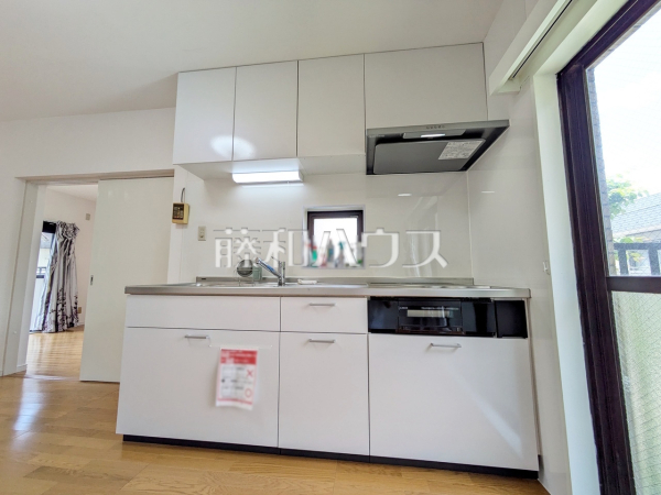 ≪キッチン≫キッチンペーパーやラップ、調理器具や食器類などの収納にも便利な吊戸棚　【ライオンズマンション京王多摩川第2】
