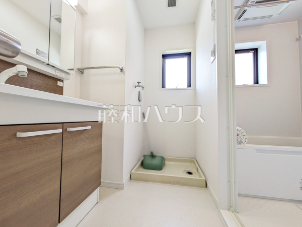 ≪洗面室・浴室≫浴室は換気・乾燥・暖房機付きで、入浴前も入浴後も快適です。　　【ライオンズマンション京王多摩川第2】
