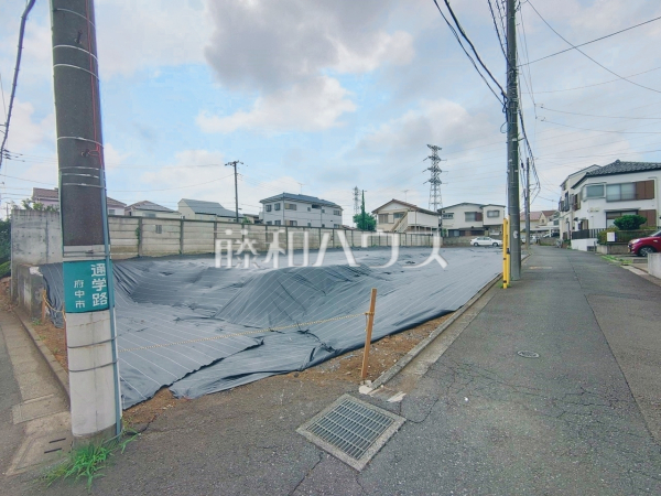 ≪現地外観≫分譲地周辺は一戸建住宅が建ち並ぶ閑静な住宅街となっており車の通りも少なく安心してお住まい頂ける環境が広がっております。【府中市西府町５丁目】