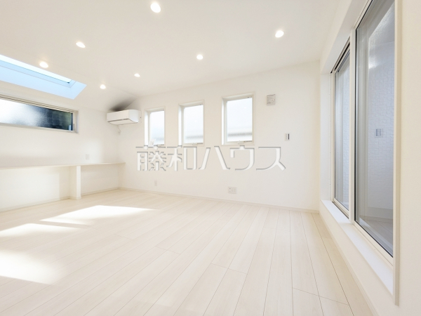 C号棟　リビング　採光溢れるリビングで、家族団らんのひと時をお過ごし下さい【練馬区旭丘２丁目】