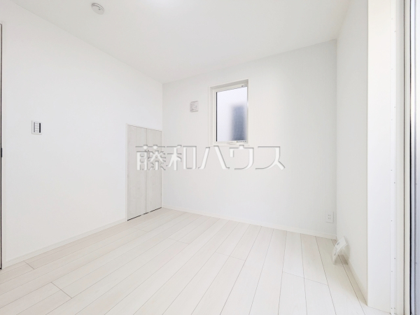 C号棟　納戸　納戸は窓が控えめで日光の影響を受けにくく、洋服や本の日焼けを気にせず保管することができます。【練馬区旭丘２丁目】