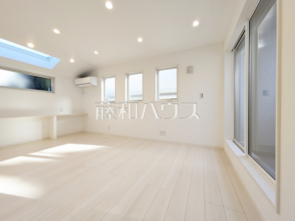 C号棟　リビング　採光溢れるリビングで、家族団らんのひと時をお過ごし下さい【練馬区旭丘２丁目】