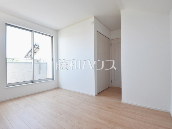 3号棟　居室　【西東京市向台町１丁目】 幼い頃のたくさんの想い出が詰まった実家の部屋。それは特別な場所としていつまでも心に残っています。いつかこの部屋が子供たちにとってのそのような場所になるのかな？ 