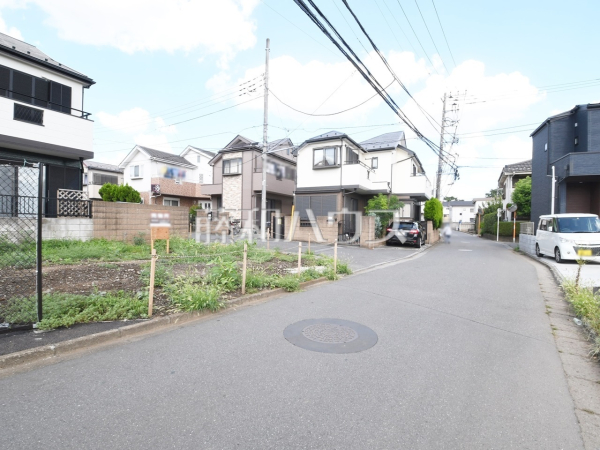 接道状況および現場風景　ご家族でゆったりと寛げる広いリビングや、家中が片付く様々な収納スペースやリモートワークスペースなど、ご家族のライフスタイルに寄り添ったオンリーワンの住まいを叶えてください。
