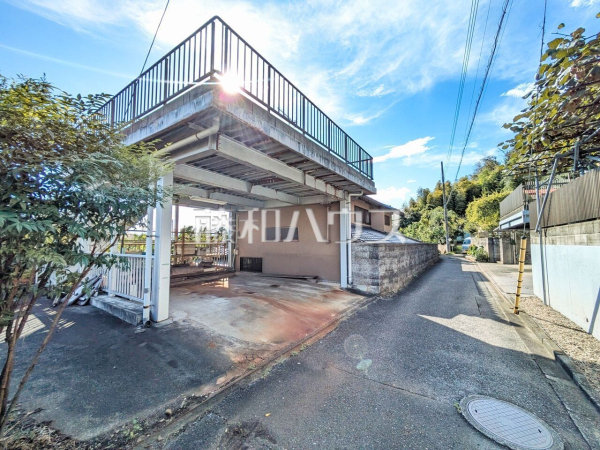 接道状況および現場風景　現地写真(現況：上物有)　【武蔵村山市本町３丁目】 物件の事、諸費用の事など、小さな疑問もお気軽にご連絡・ご相談下さい。 