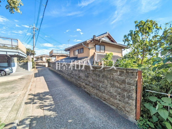 接道状況および現場風景　現地写真(現況：上物有)【武蔵村山市本町３丁目】 平日のご案内も可能です。まずはお気軽にお問合せ下さいませ。 