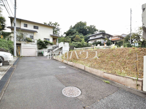 接道状況および現場風景　【日野市百草】 お住まい探しは、家の良し悪しだけでなく周辺環境も重要なポイントです。ぜひ一度お客様の目でご覧ください。 