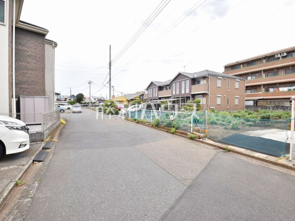 接道状況および現場風景　【東大和市仲原３丁目】 建物のプレゼンをさせていただきますので、実際の完成イメージを思い描いていただくことができます。お気軽にお問合せ下さい。 